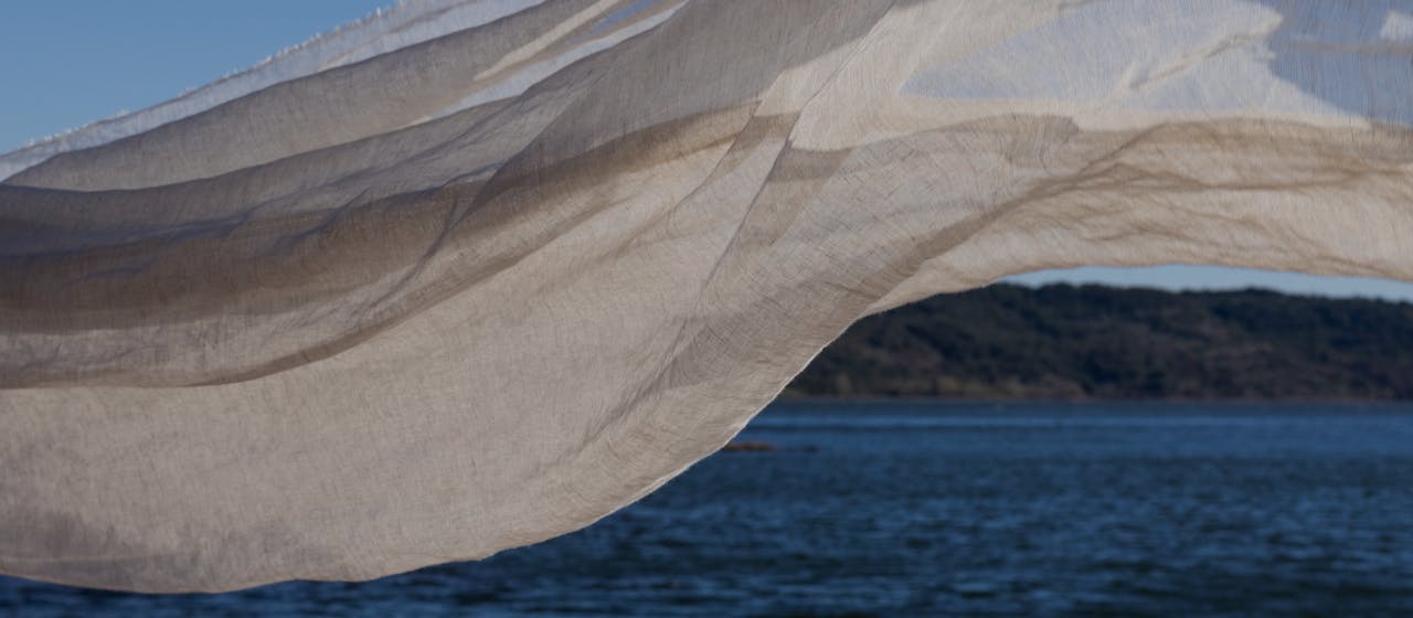 Drap de lin devant le lac du salagou