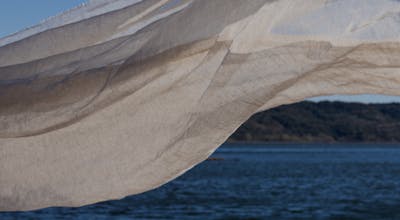 Drap de lin devant le lac du salagou