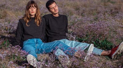 Modèles Ubac avec un pull gris