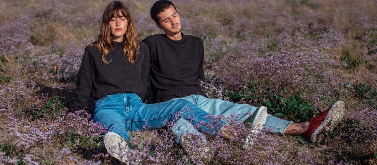 Modèles Ubac avec un pull gris