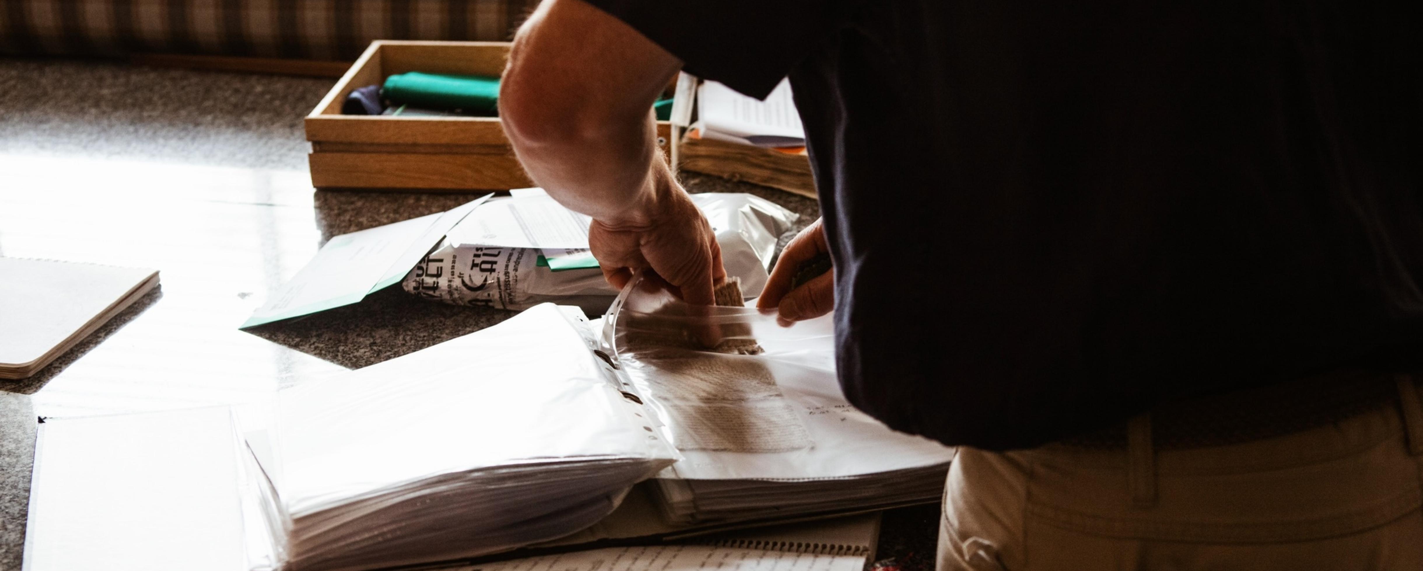 Pierre Calvet consulte ses cours de tissage.