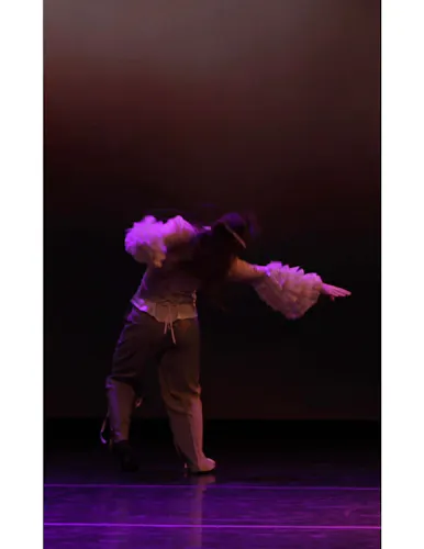 Movement based on the freeing of the body. Highlighting the ambiance of being wrapped up in everything, but the present.