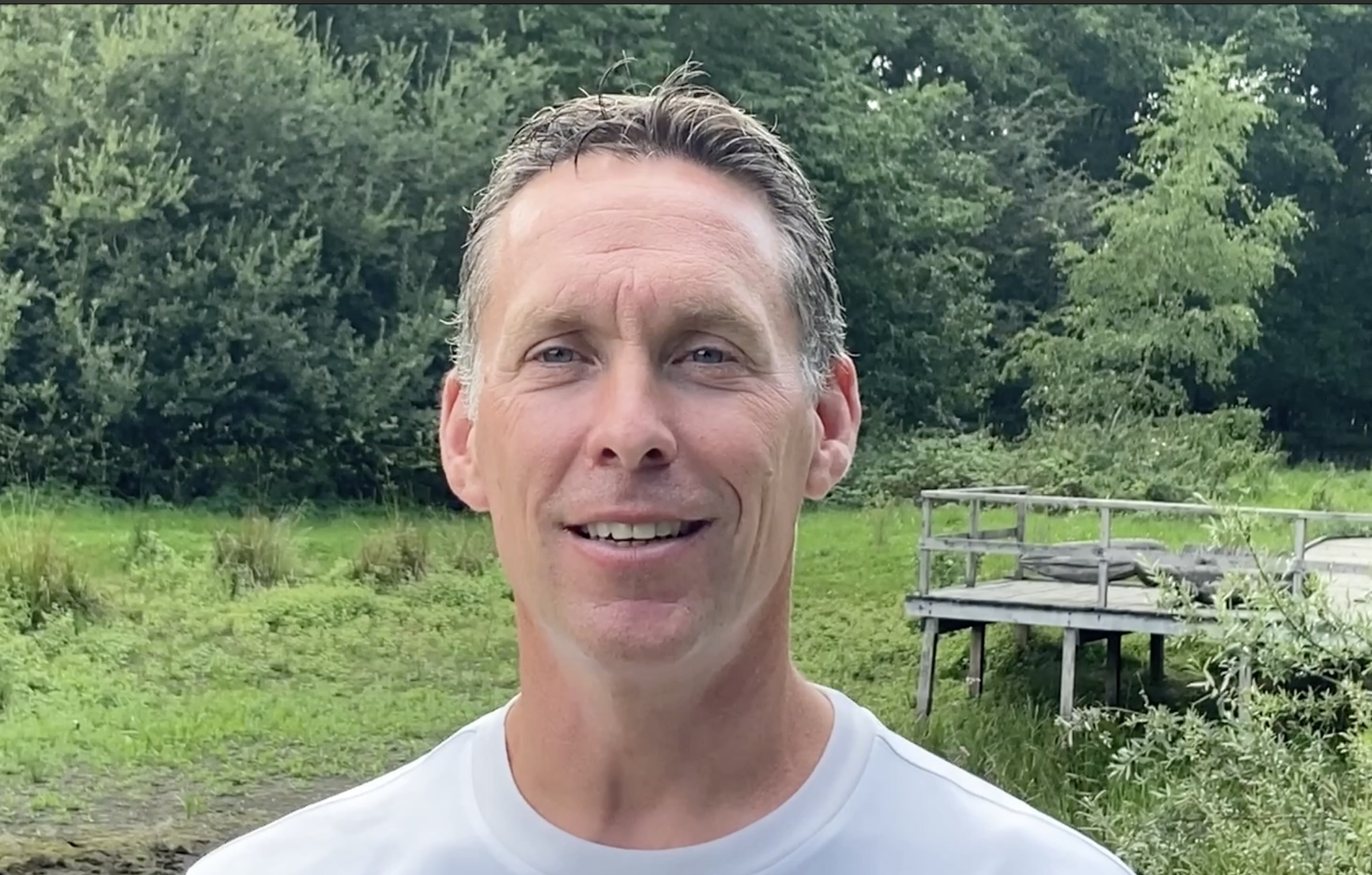 Hendrik kijkt recht in de camera en vertelt hoe hij vegetariër werd