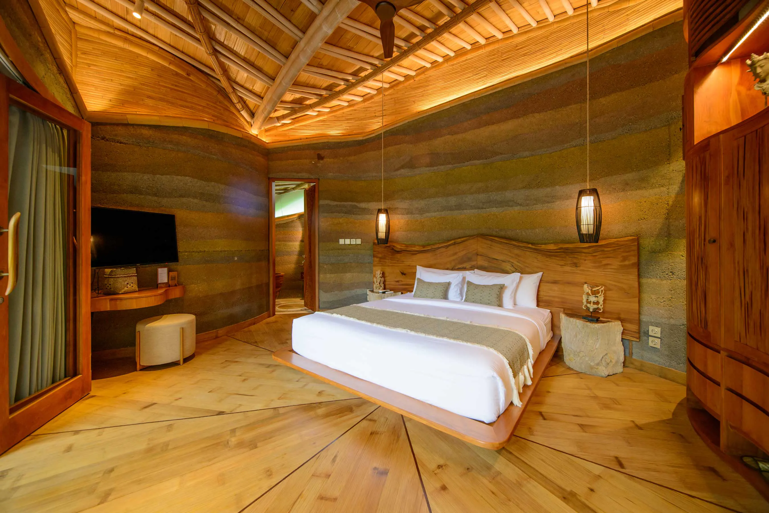 wide-angle view of the room of grand lagoon