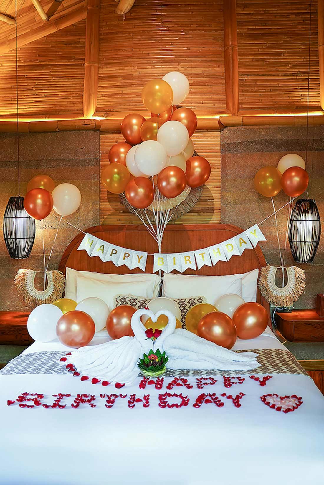 balloons and bed decoration