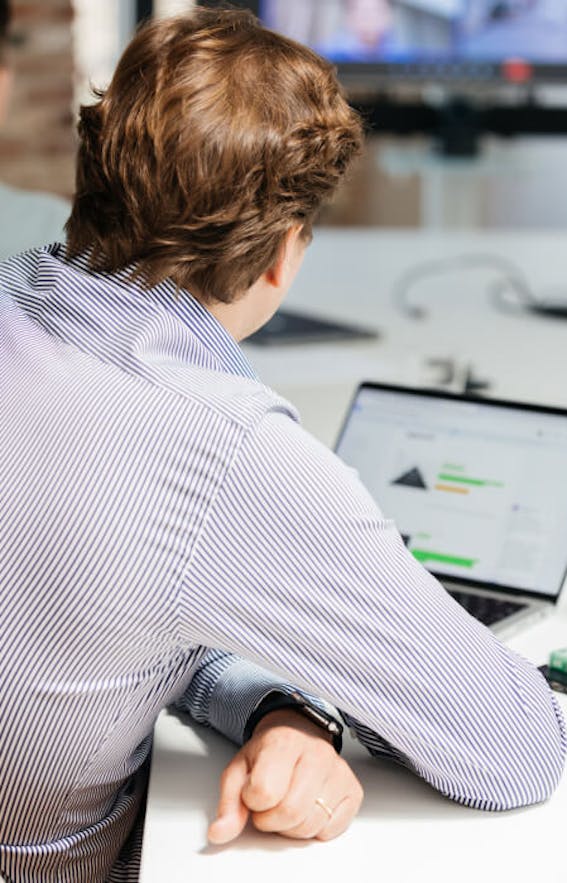 Geschäftsführer Daniel Willman arbeitet an seinem Laptop während einer Videokonferenz.