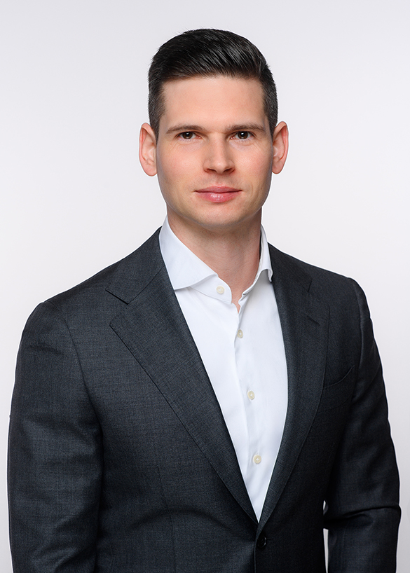 Bild von Jan Bernhart im Anzug