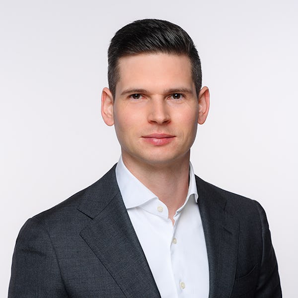 Bild von Jan Bernhart im Anzug