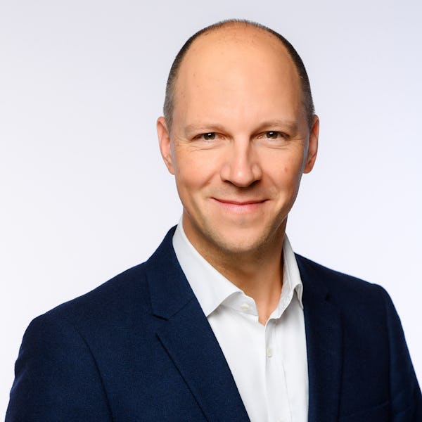 Headshot of Jürgen Blumberg, advisor of Ultramarin's executive board.