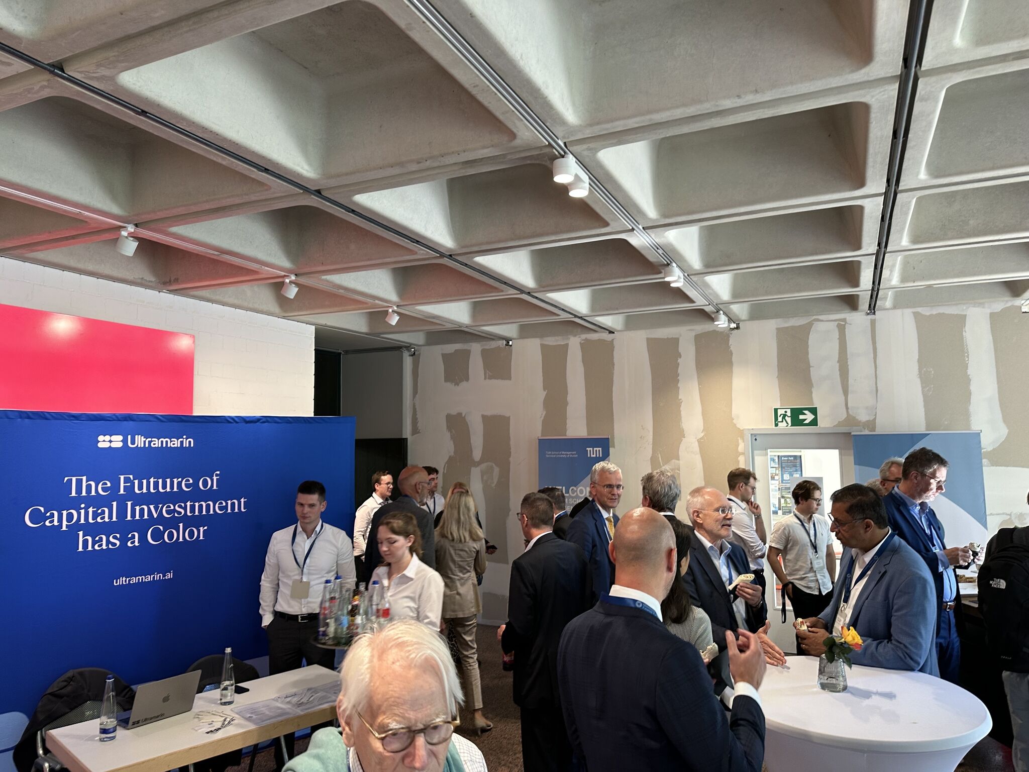 Photo of the Ultramarin booth with visitors at the Munich Finance Forum