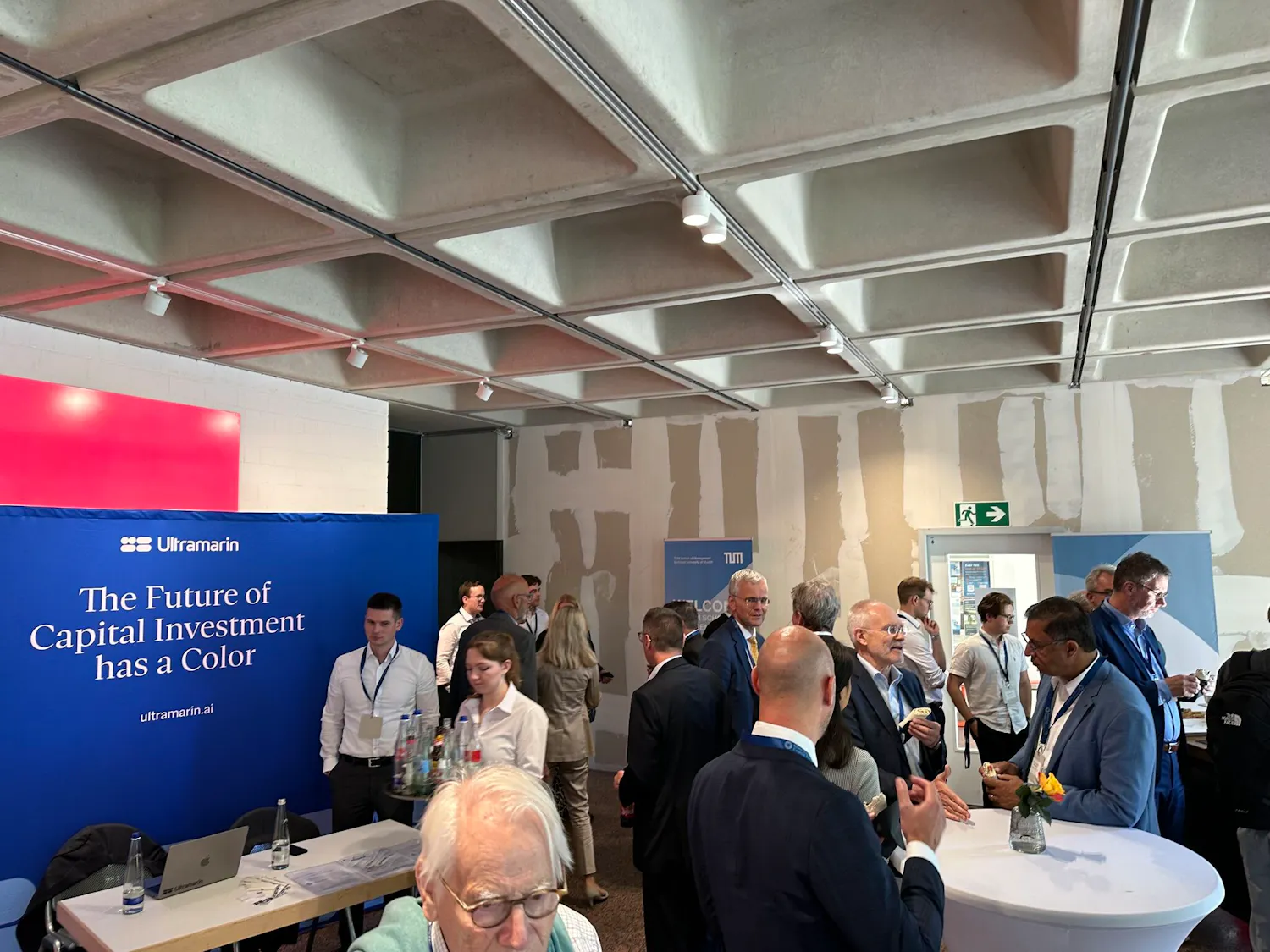 Aufnahme des Ultramarin-Stands mit Besuchern am Münchner Finance Forum