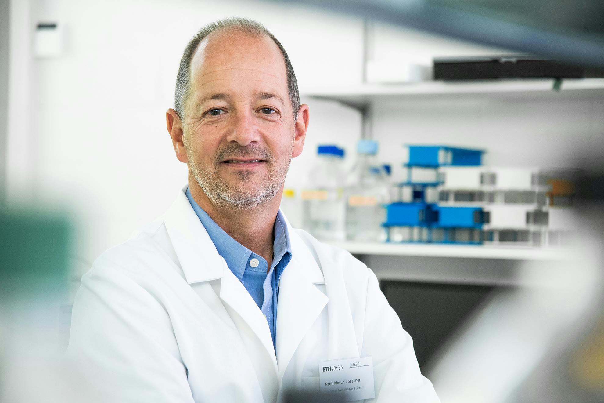 Prof. Dr. Martin J. Loessner ist Professor für Lebensmittelmikrobiologie am Institut für Lebensmittelwissenschaften, Ernährung und Gesundheit der ETH Zürich.