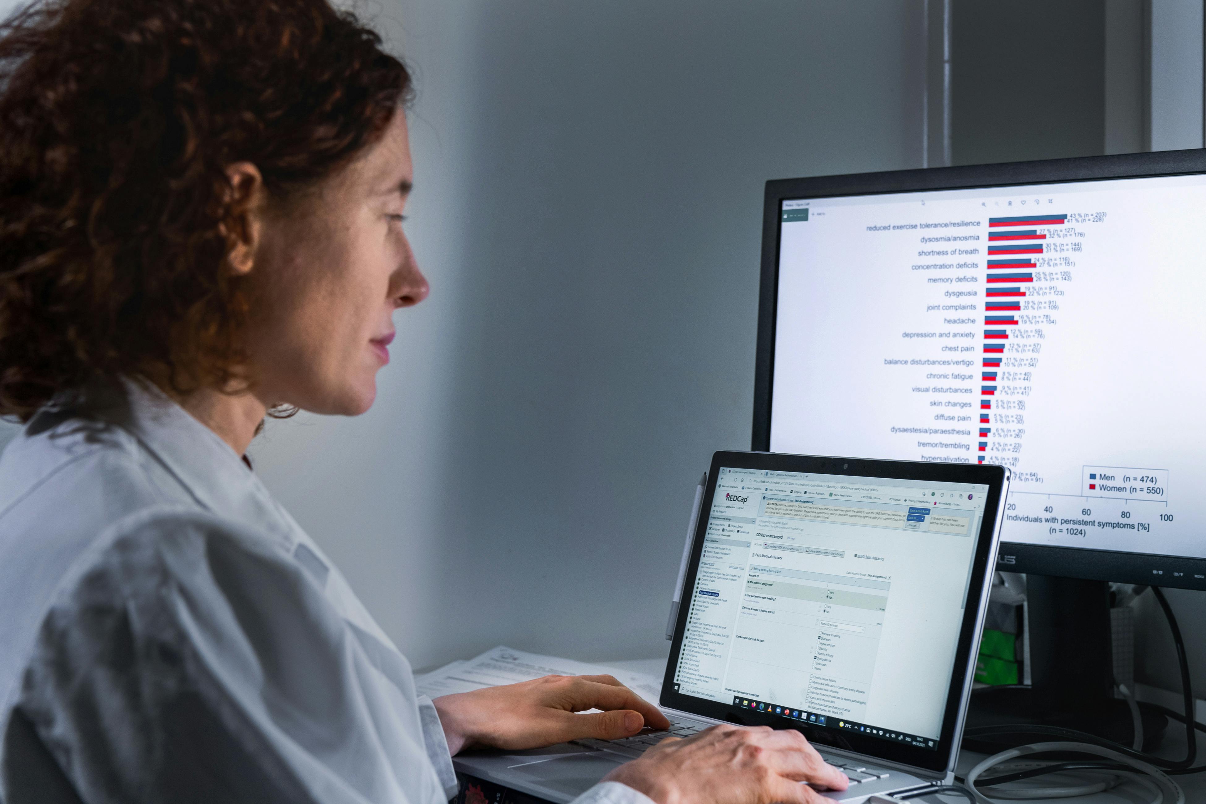 Project lead Cathérine Gebhard analyses patient data on the computer.