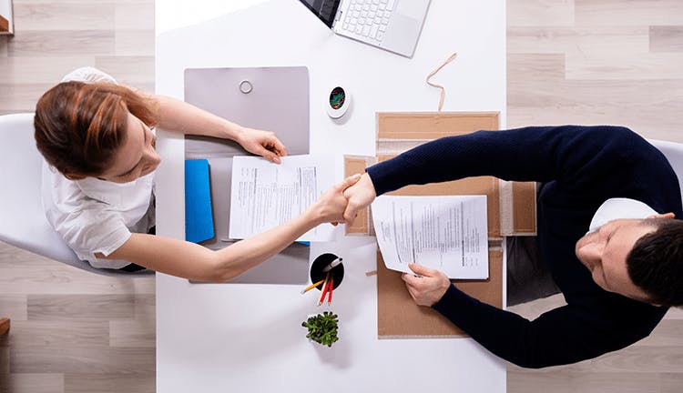 Les obligations légales de l'employeur lors de l'embauche du premier salarié 