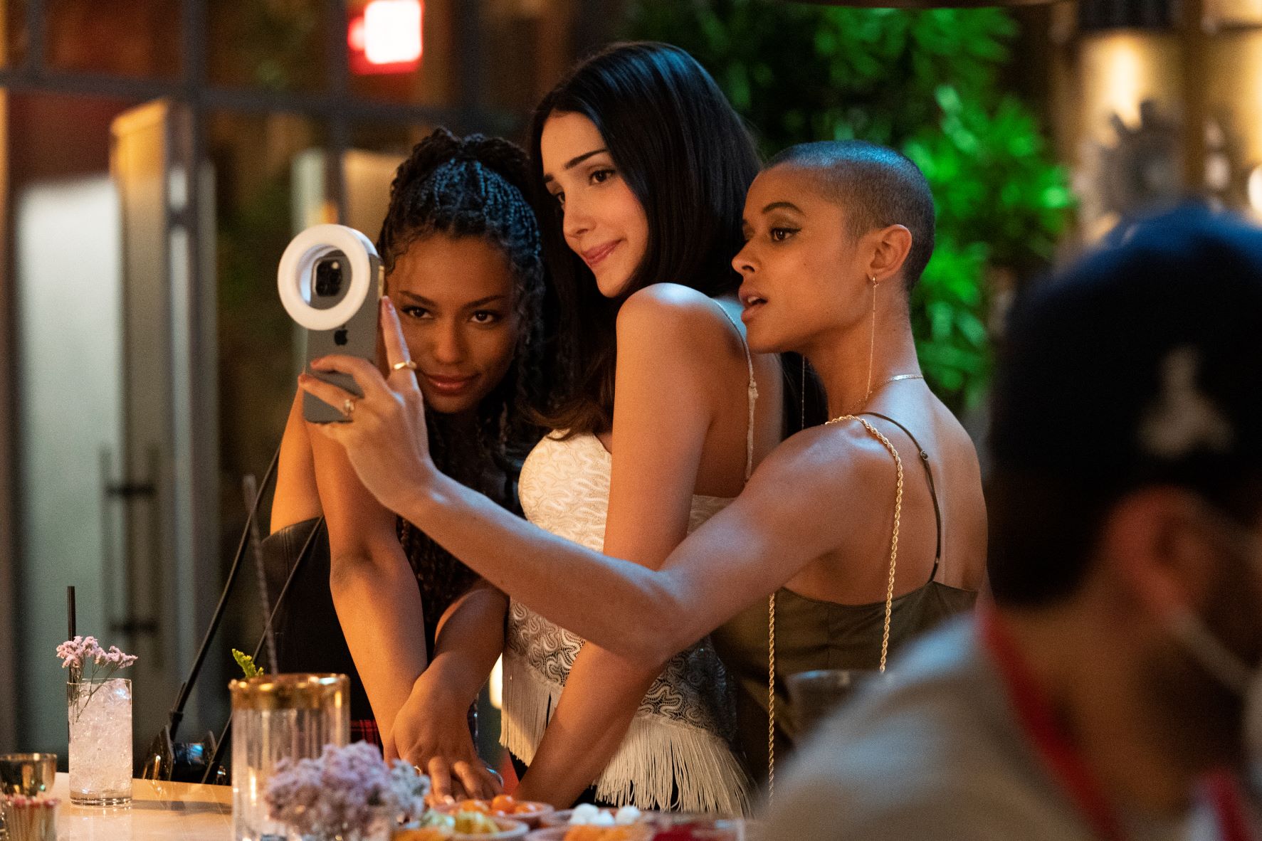 河北⿇友⼦、⾕まりあがハイファッションでゴシップガールトーク