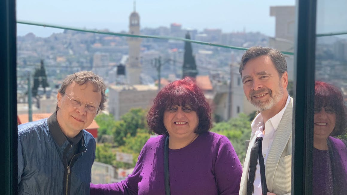 Unga Klaras dramaturg Erik Uddenberg och produktionssamordnare Alejandro Vivanco med Marina Barham, medgrundare och teaterchef för Al-Harah Theater i Beit Jala. 