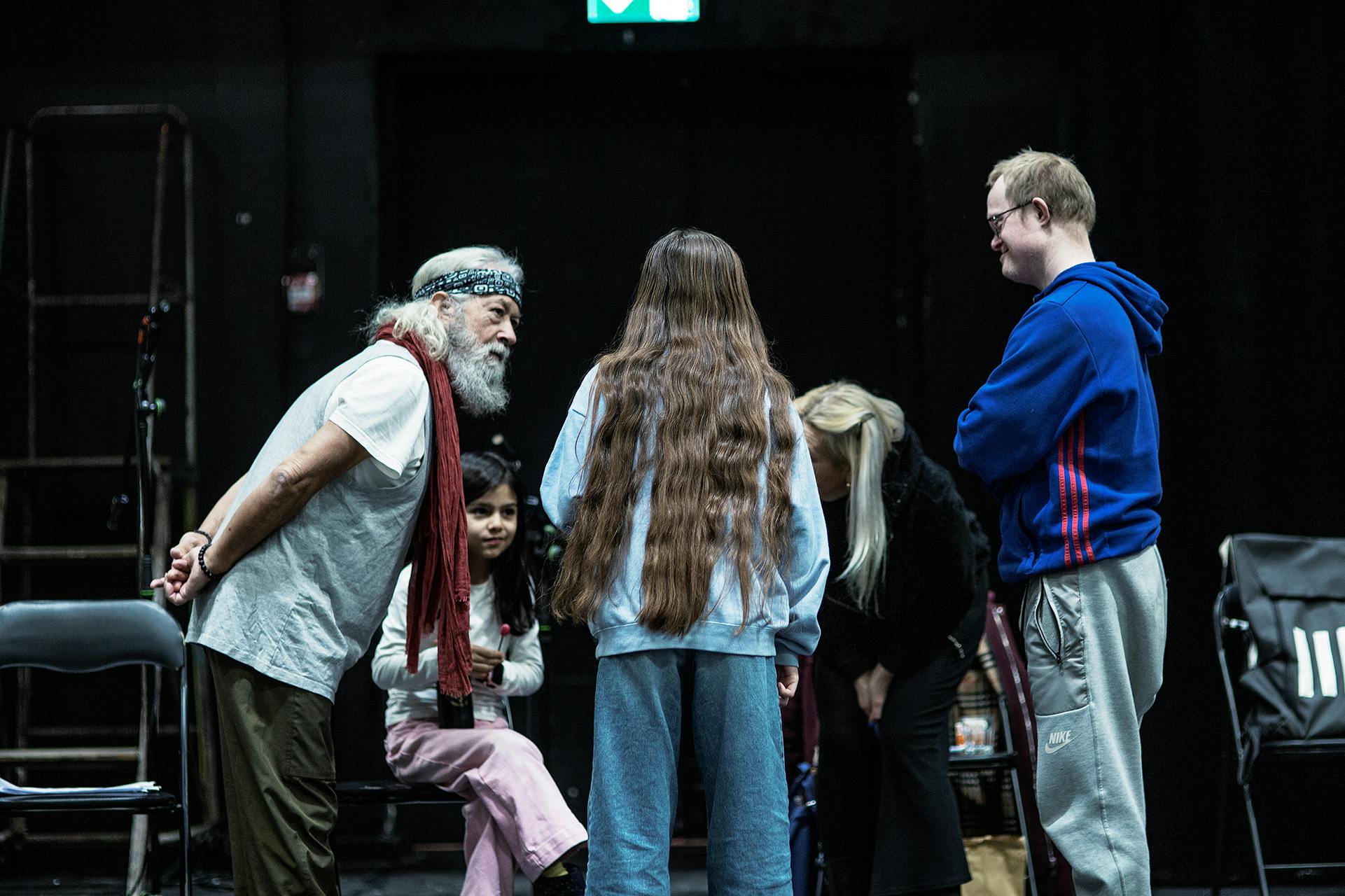 Roberto Gonzalez, Ronya Basaran Tosun, Tuva Huss, Niklas Hjelmvik och Åsa Lindholm samtalar under workshop för Tuma. Foto: Carlos Zaya.