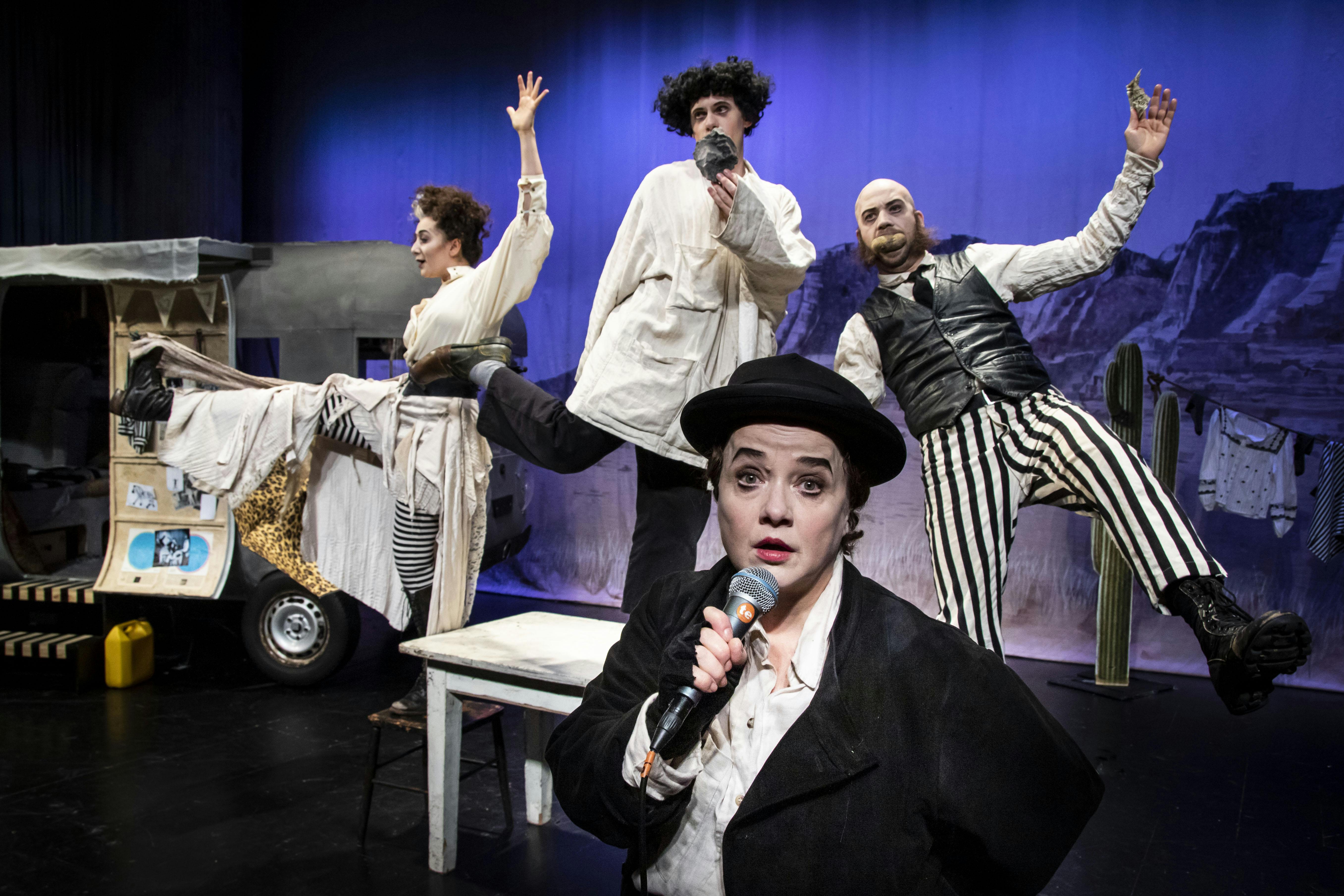 En helt vanlig dysfunktionell familj. "Buster Keaton på månen", foto Sara P Borgström.