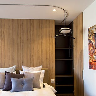 <b>We make ceiling hoist projects easy for you</b>