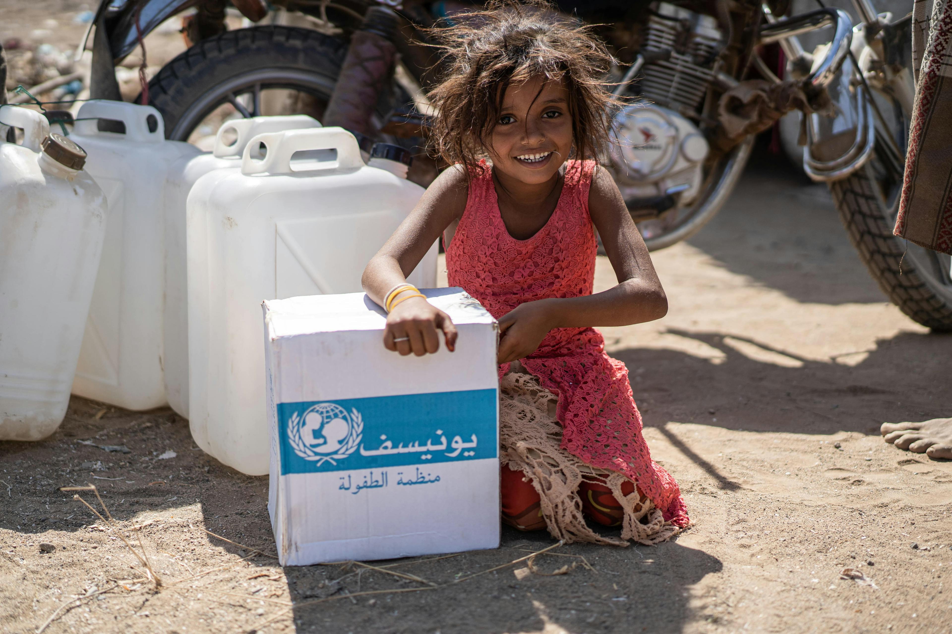 The child Fatima with the UNICEF hygiene kit at Al-Alili Camp, Al Khawkhah District, Al-Hudaydah Governorate, Yemen.