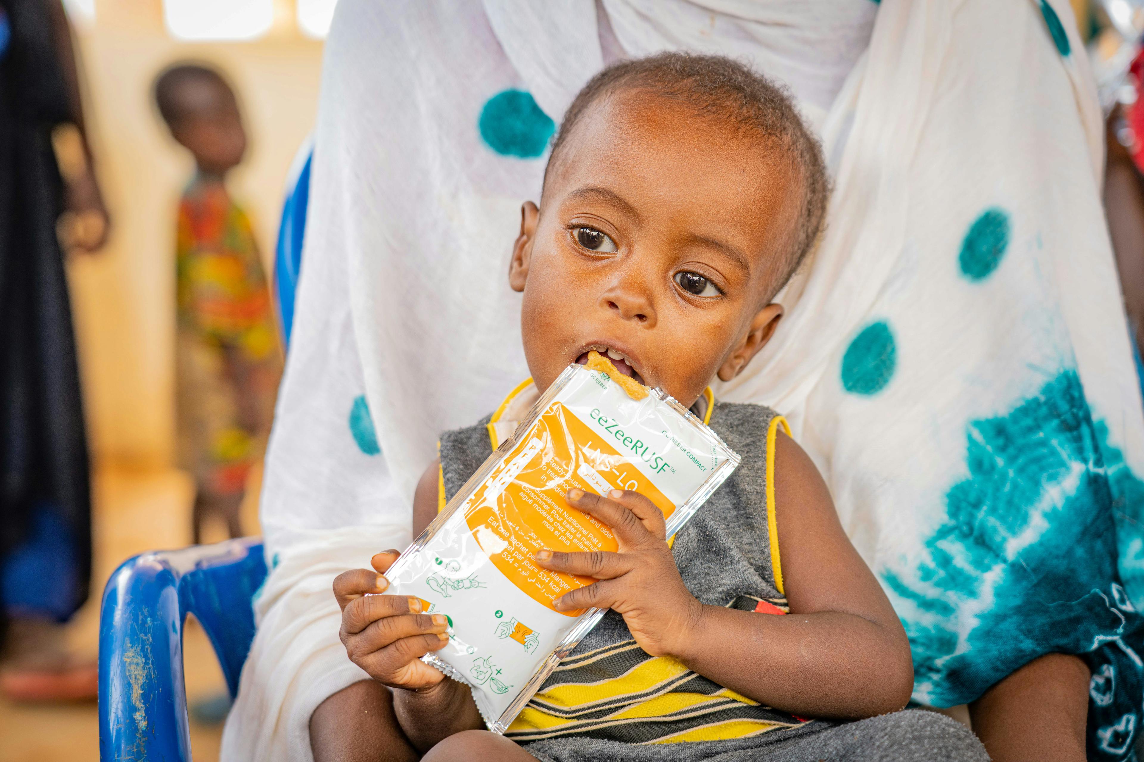 Abdrahamane (1 year old) a displaced child eats peanuts at the mobile clinic offering multiple services (vaccination, detection and follow-up of malnutrition cases, prenatal consultation, detection and follow-up of malaria cases, etc.) on the BAWA site intended to displaced persons. 