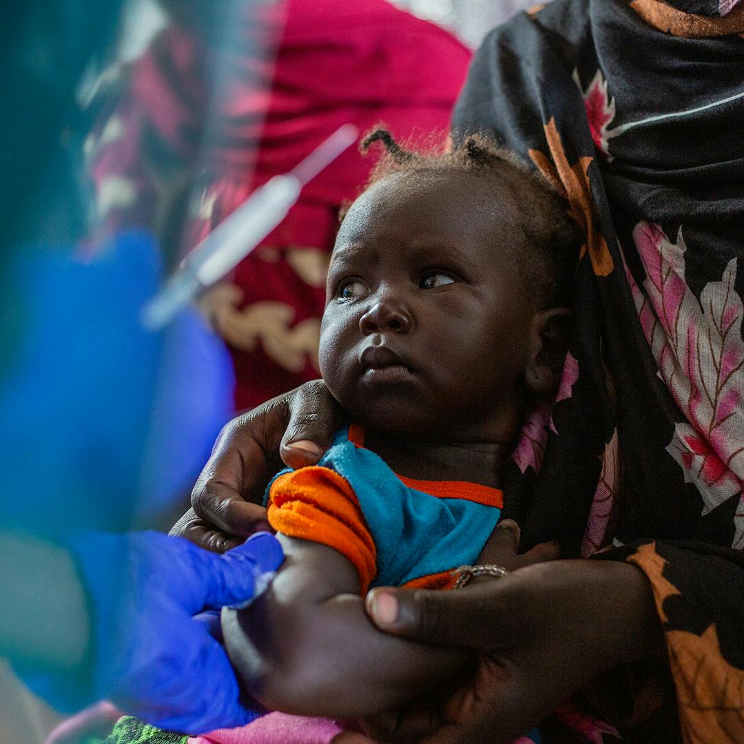 A child is vaccinated during the Accelerated Child Survival campaign supported by UNICEF and partners, in White Nile state.