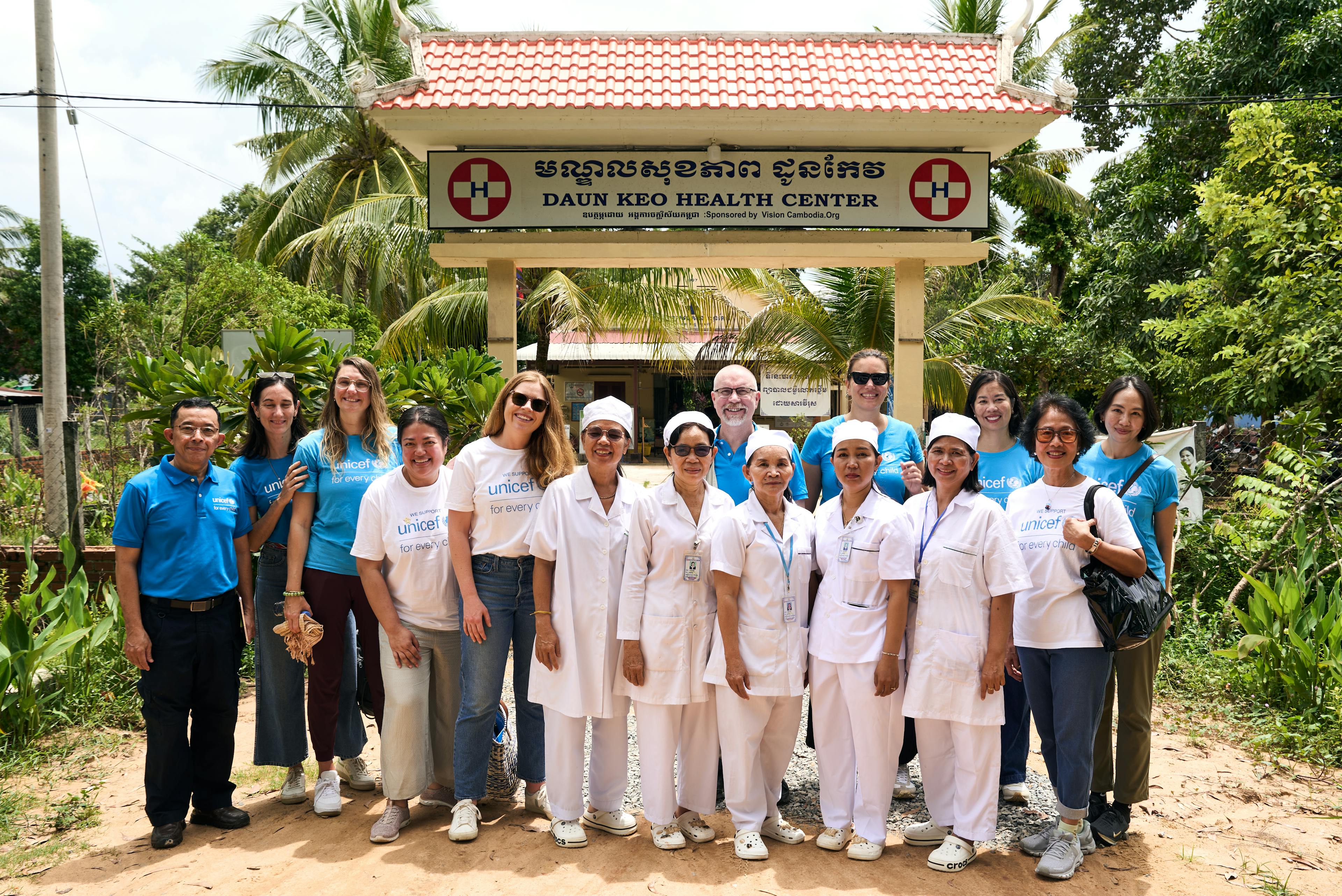 Jo with all members of the Regional field visit in Cambodia 2024, donors, partners, account managers and regional staff along with the medical practitioners from the Daun Keo health centre, Siem Reap.