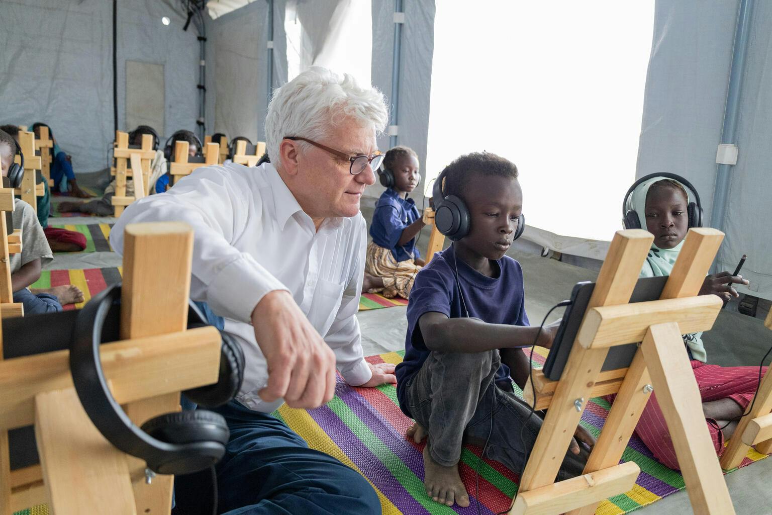 UNICEF worker in a classroom with children of Sudan