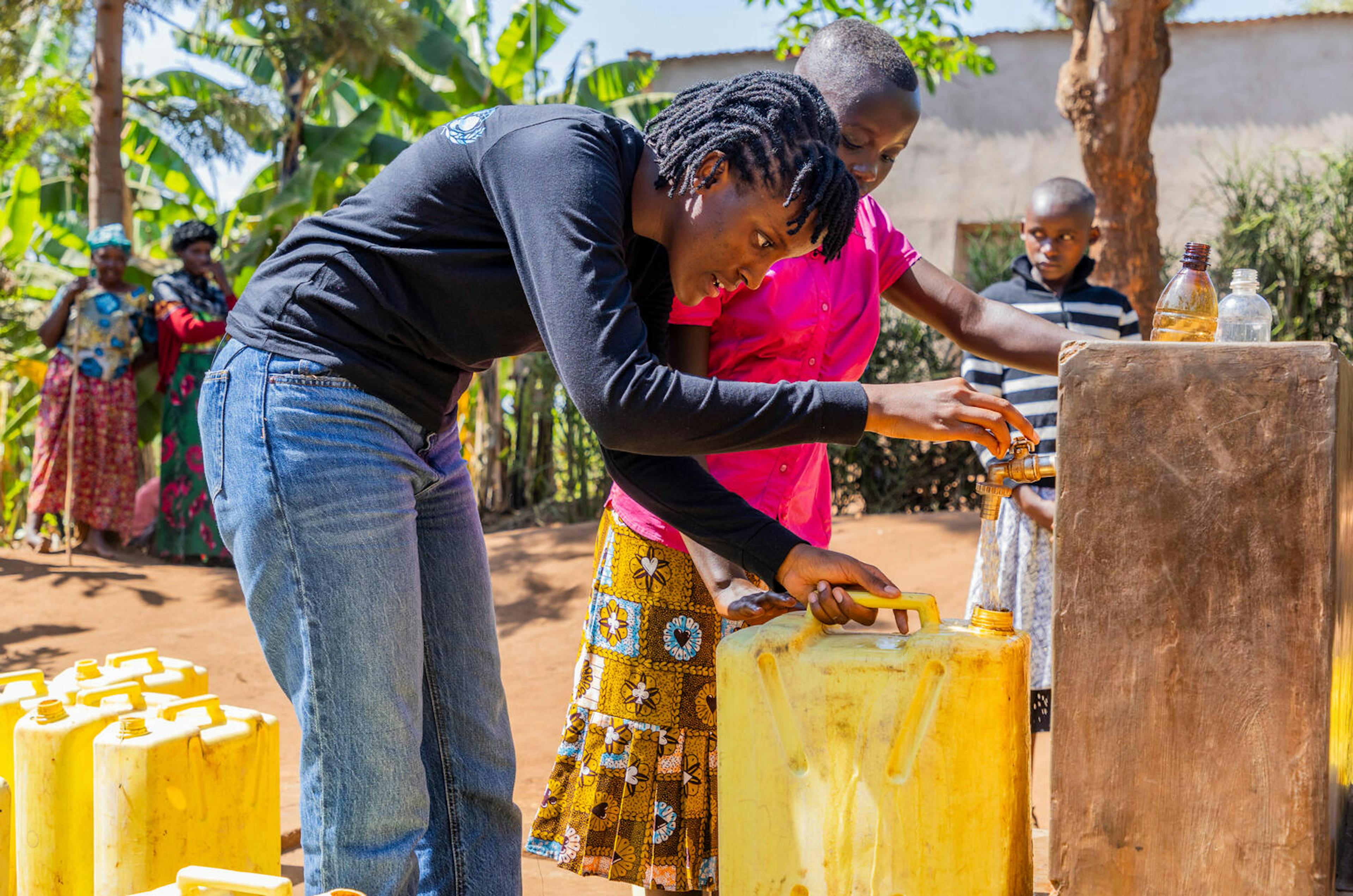 Ugandan climate activist, Vanessa Nakate, visited young girls and women in Kigarama Sector, Kirehe District, Eastern Province of Rwanda. They are working to overcome the deprivations they face daily, including gender inequality and climate change.