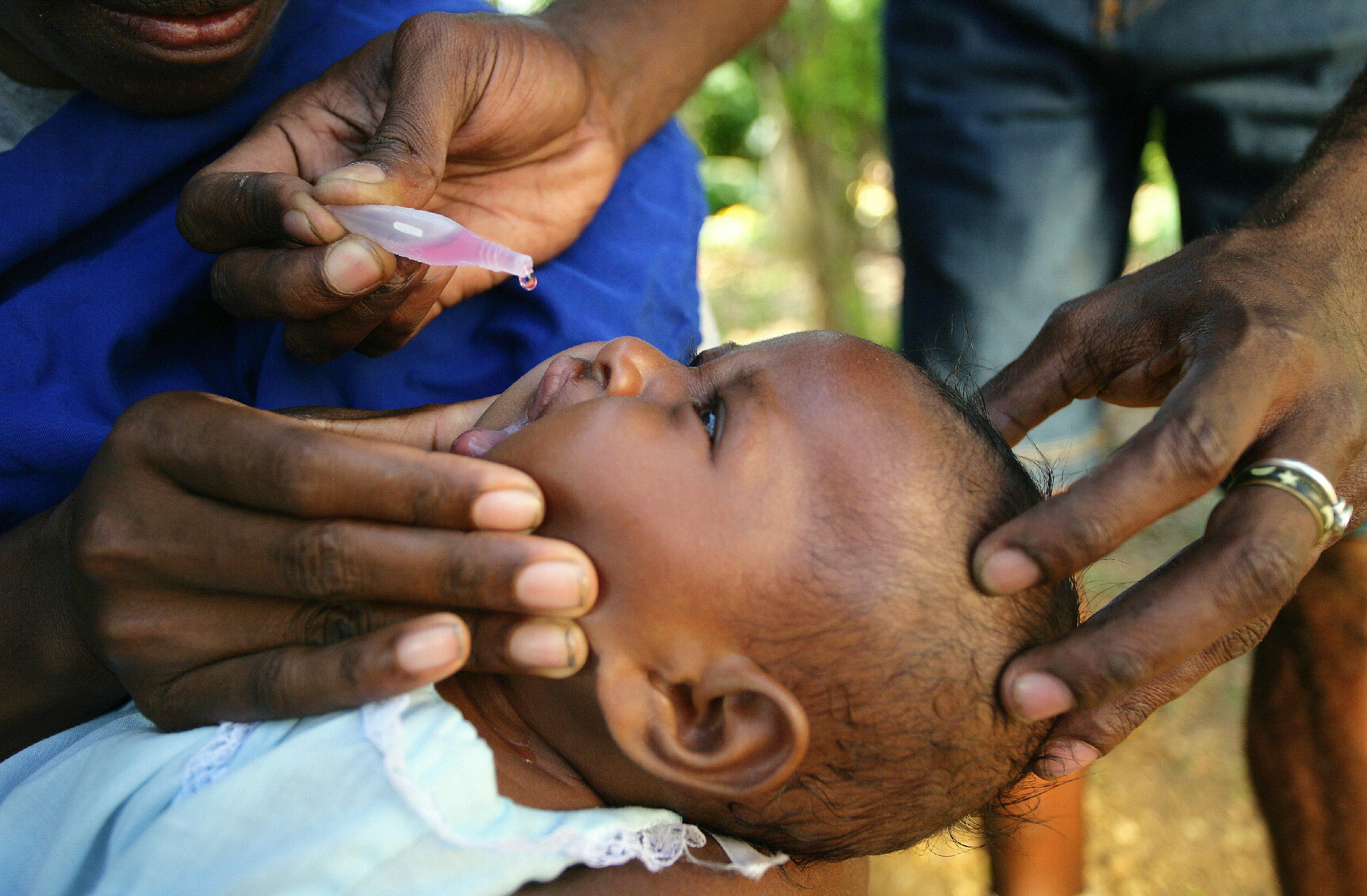 A health worker administers a dose of oral polio vaccine (OPV) to a baby at a mobile health clinic in Erakor Bridge, a suburb of Port Vila, the capital, on the island of Efate. UNICEF provides the clinic with vaccines and medical equipment.