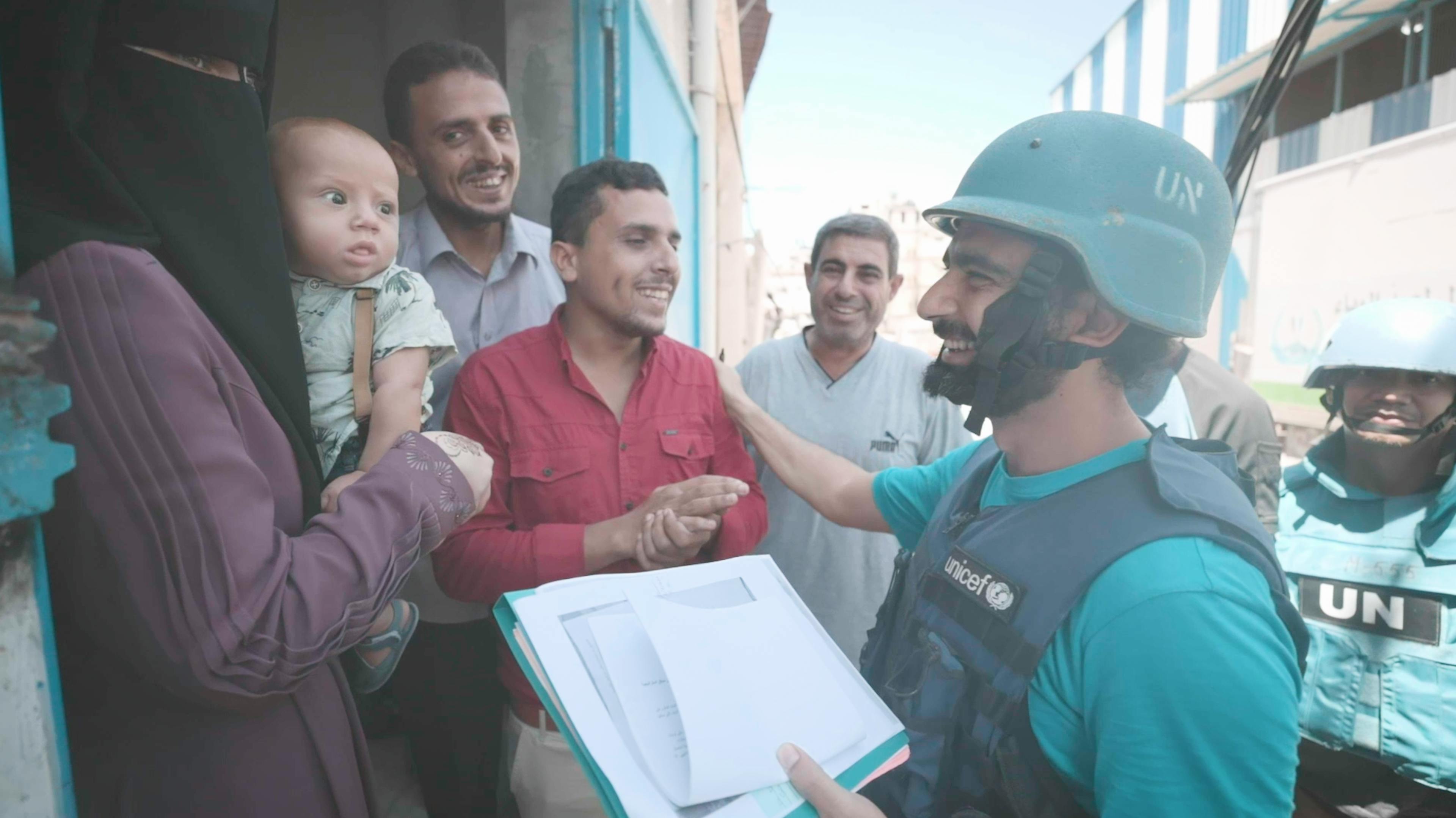  UNICEF Spokesperson Salim Oweis speaks with Zakria and his wife after they were reunited with their children during UNICEF's reunification mission in Gaza, a moment of relief and hope for families affected by the ongoing conflict.