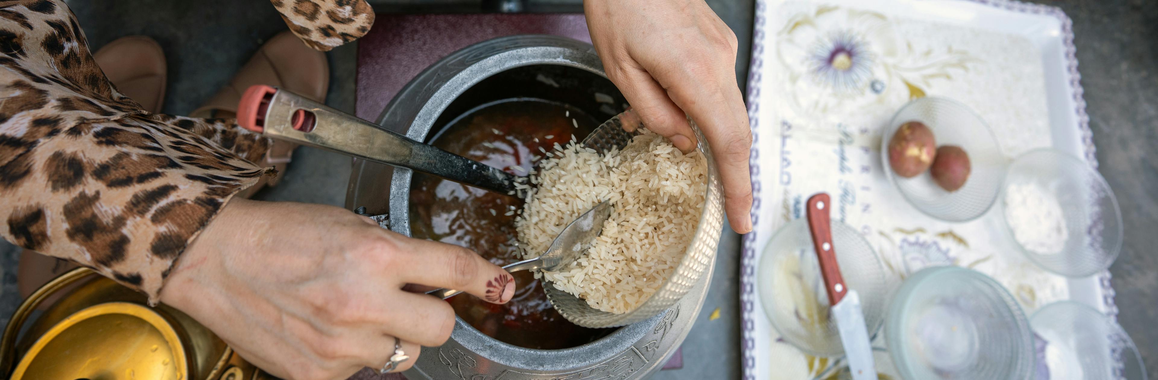 Manija, a volunteer, shows mothers how to cook a nutritious meal at the UNICEF-supported Qalai Ishaq health post in Nangarhar province, eastern Afghanistan. 