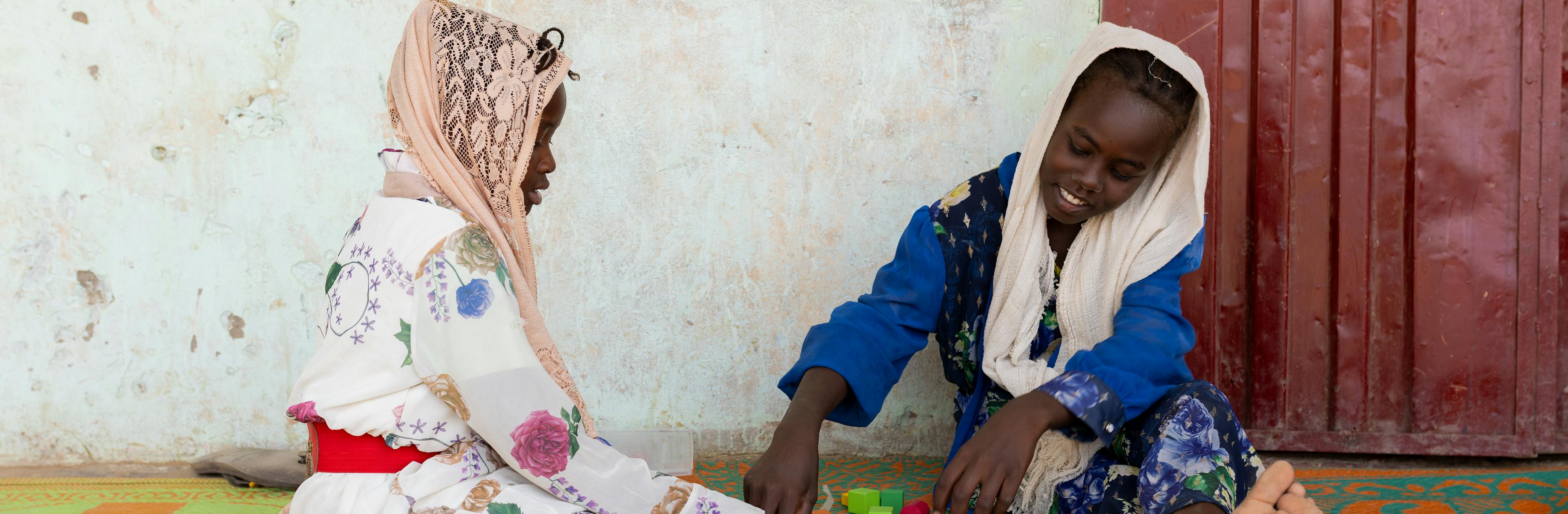 On 16 October, children play with building blocks at the UNICEF-supported Makanna in Atbara, River Nile.
Across River Nile State, Sudan, UNICEF is establishing makannas reaching hundreds of conflict affected children.