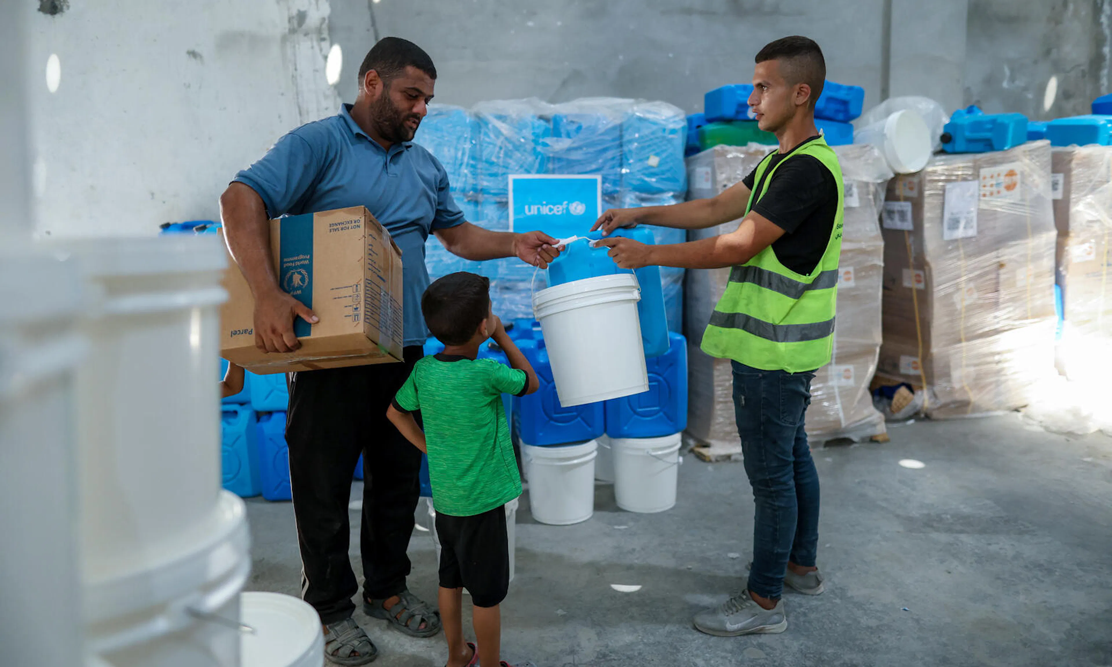 UNICEF delivers Jerry cans and buckets to families in the Gaza Strip