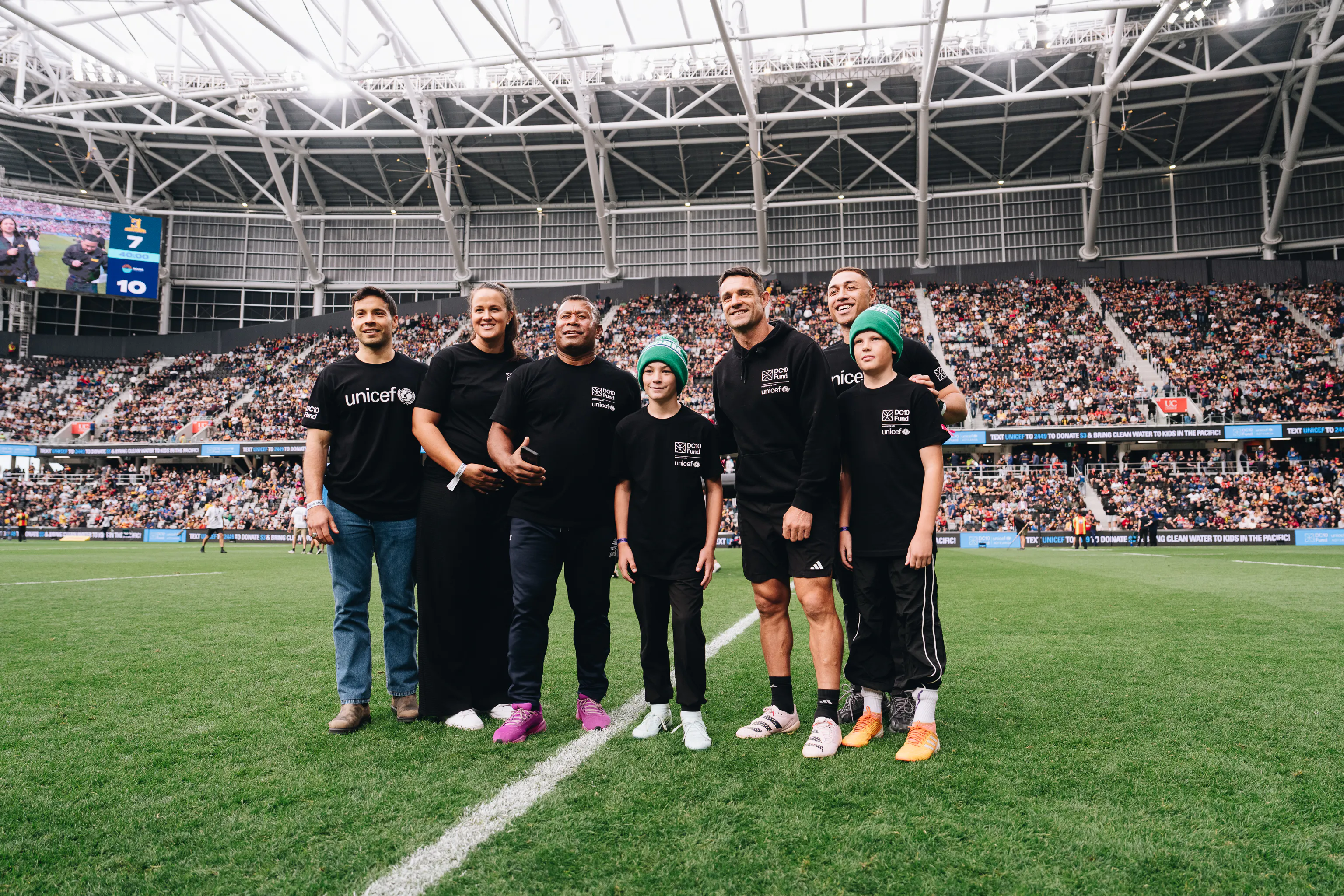 Dan Carter, Torrell Tafa, Dan Rankin, Charmaine Smith and a select few lucky fans during the Every Drop Counts challenge in Christcurch