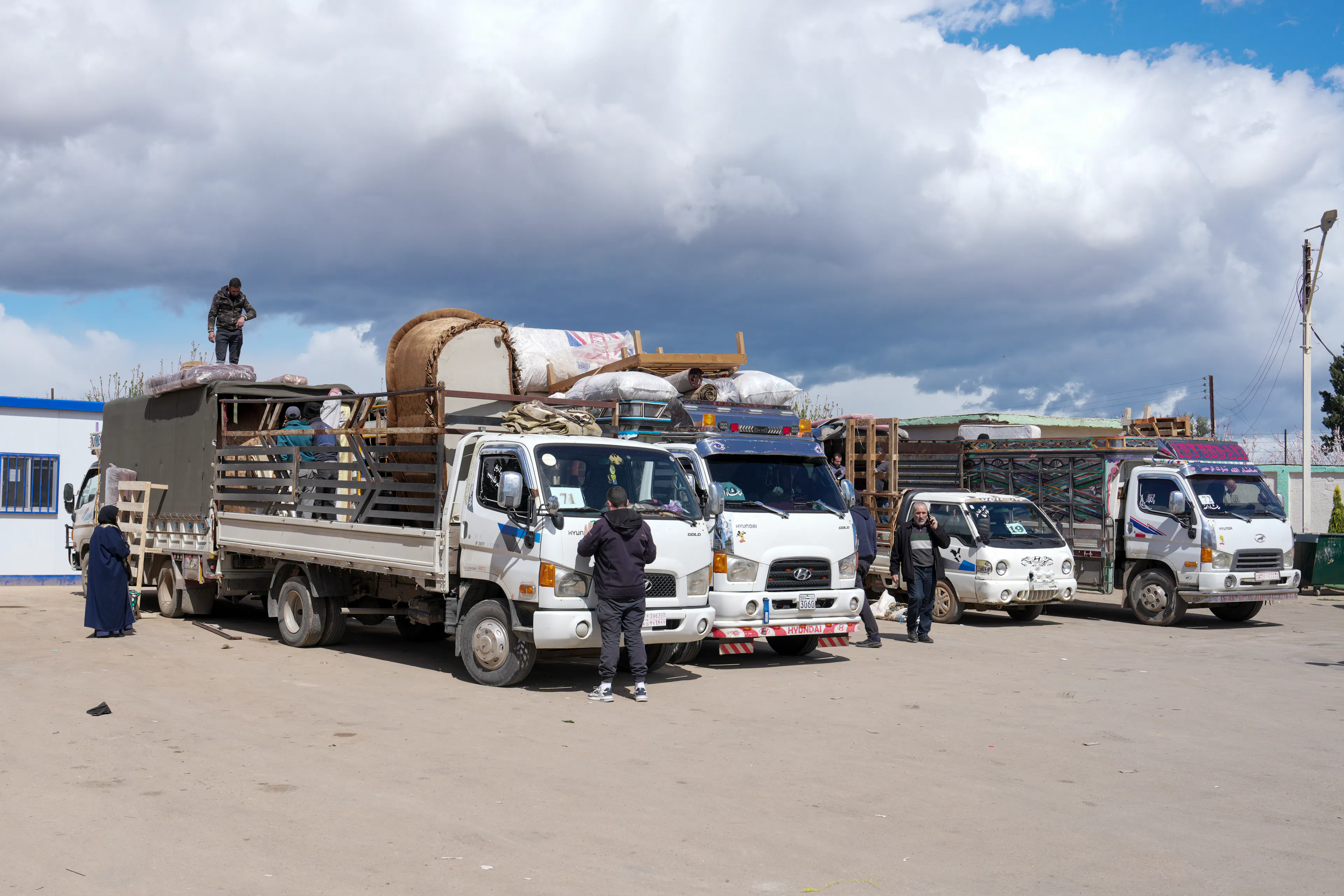 Families travel in cars and trucks loaded with their belongings at the Joussieh border crossing in Homs Governorate, Syria, on 30 March 2026.