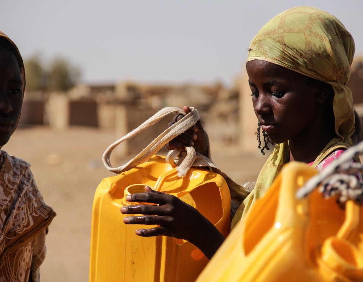 Global Parent- In the disadvantaged region of Mbout, one of the poorest in Mauritania, access to water and sanitation is a major problem for the population. Here, a young girl fetches water from the village well.