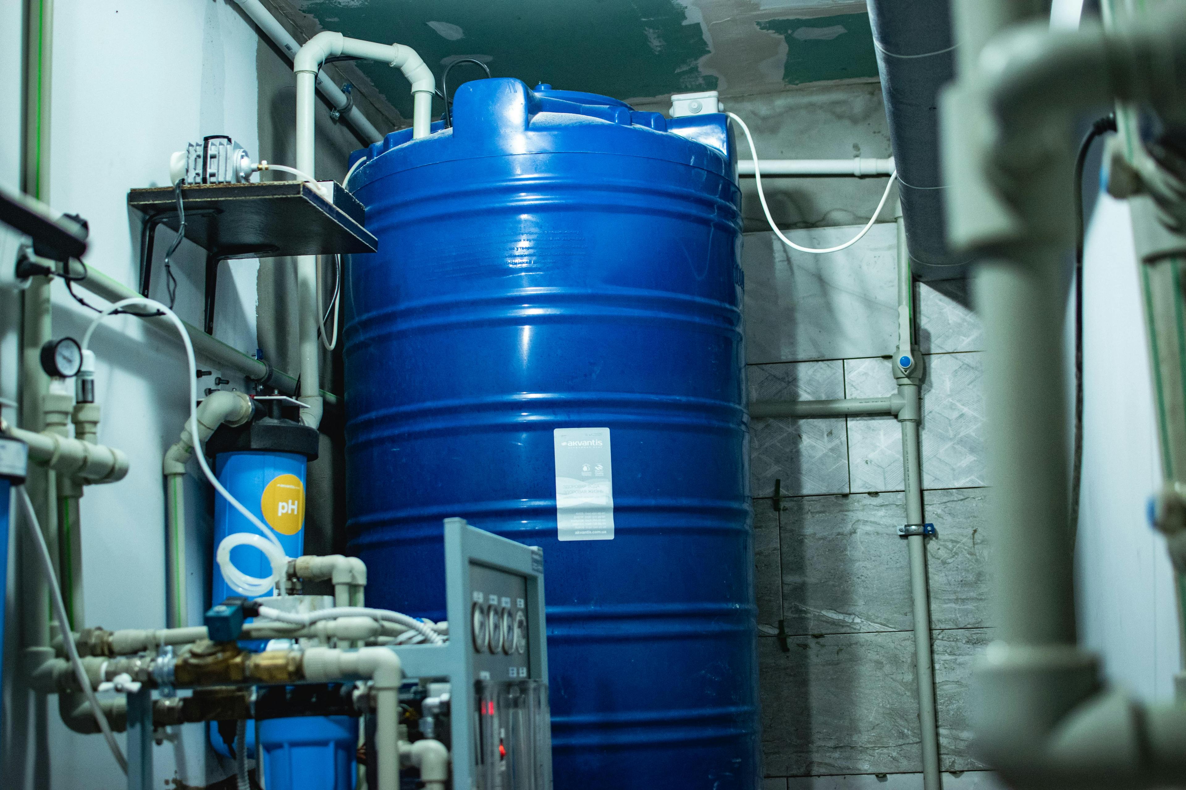 UNICEF donated a water purifying station to the bread factory, under the condition that it provided the neighbourhood with drinking water.