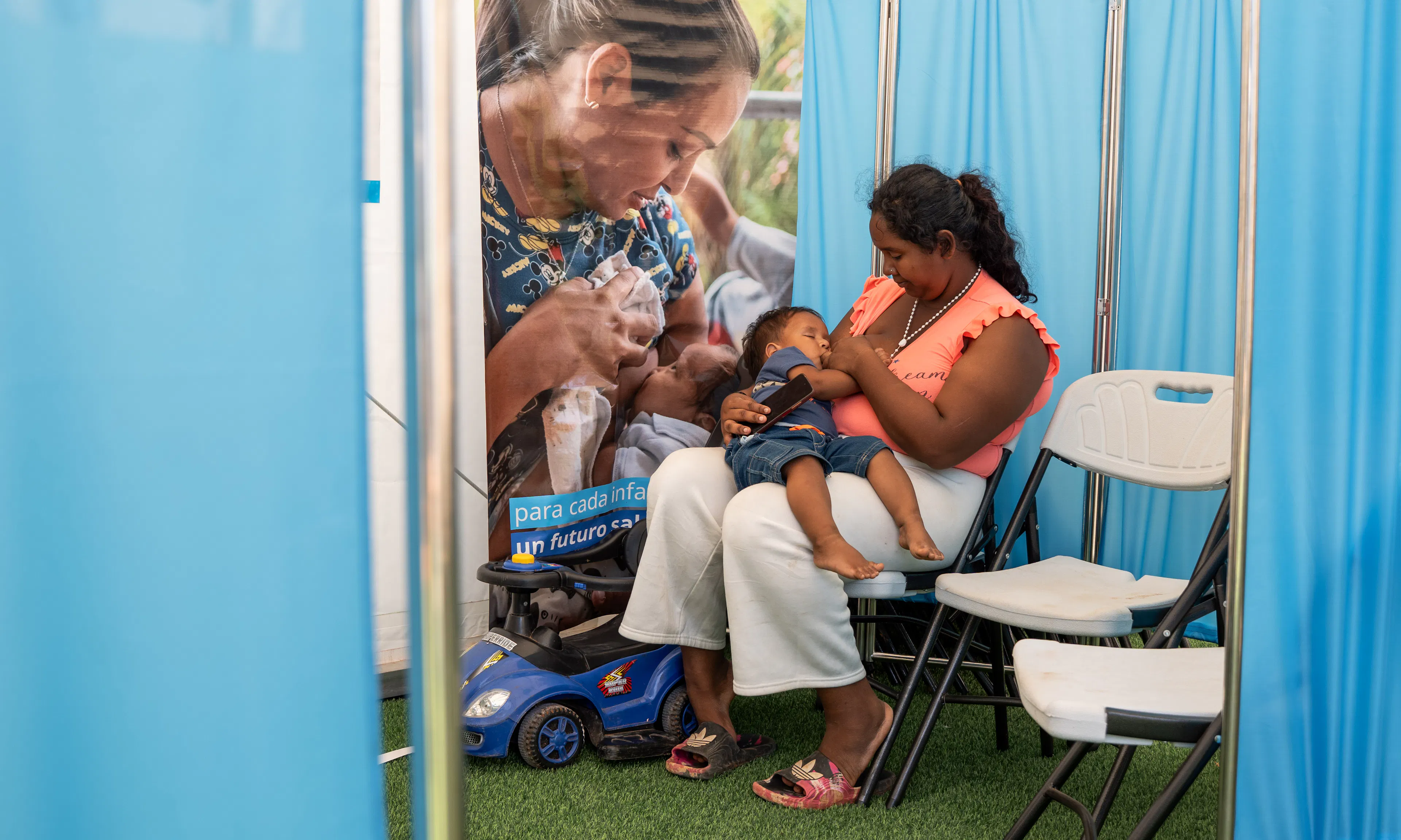 Luislyannys and her baby in a UNICEF transitional camp in Venezuela