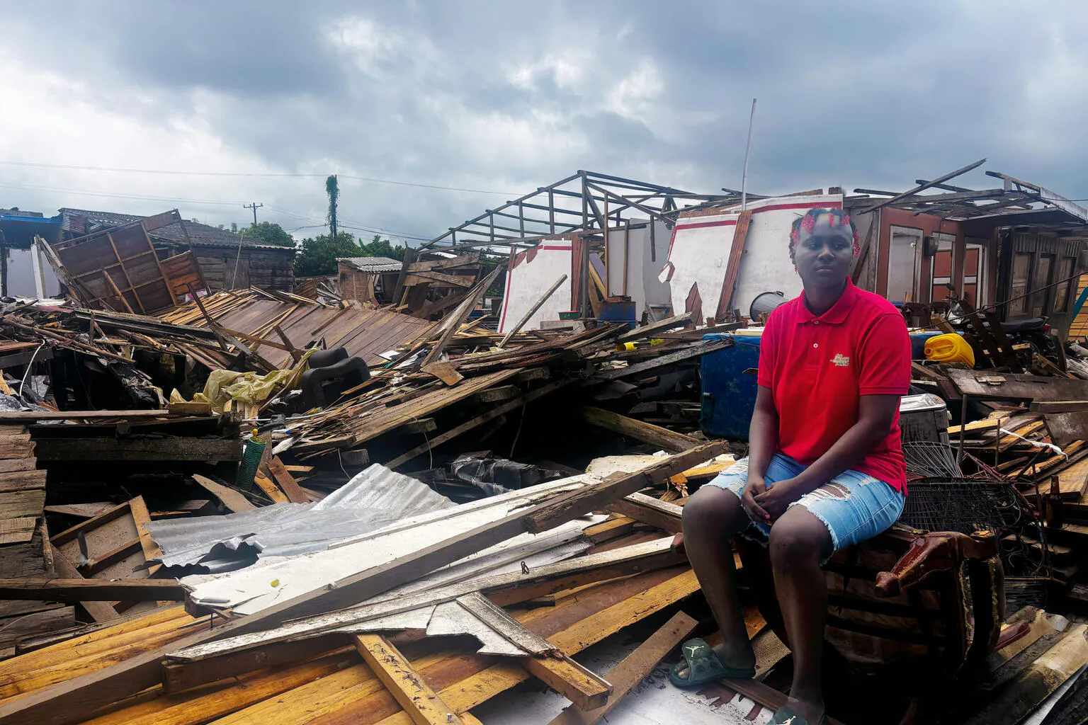 Nicole has spent part of her life building peace in her community, as part of the participation projects UNICEF supports in Buenaventura. Today, behind her, is what the earthquake destroyed: her home.