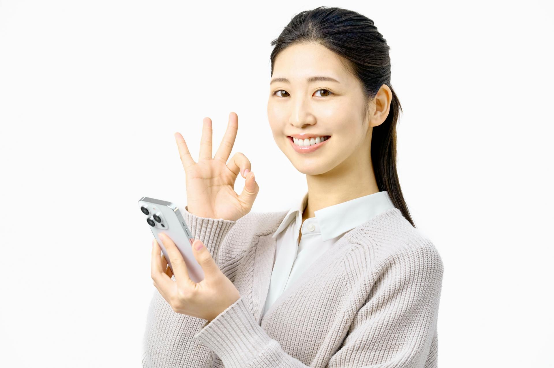 スマートフォンに届いたメッセージの送り元を認識し、安心している様子