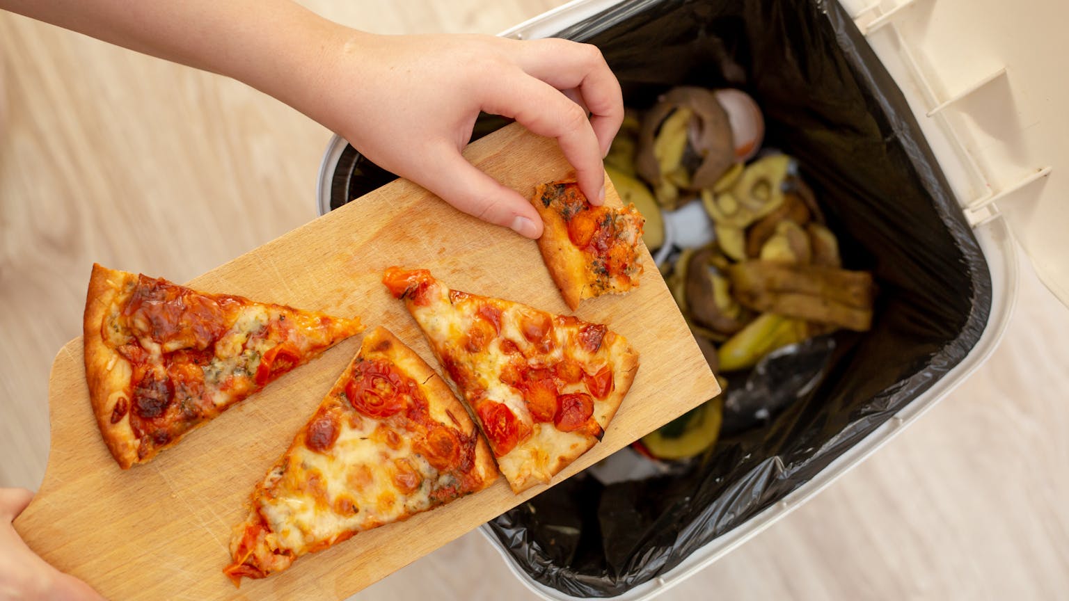Pizza á leið í ruslið