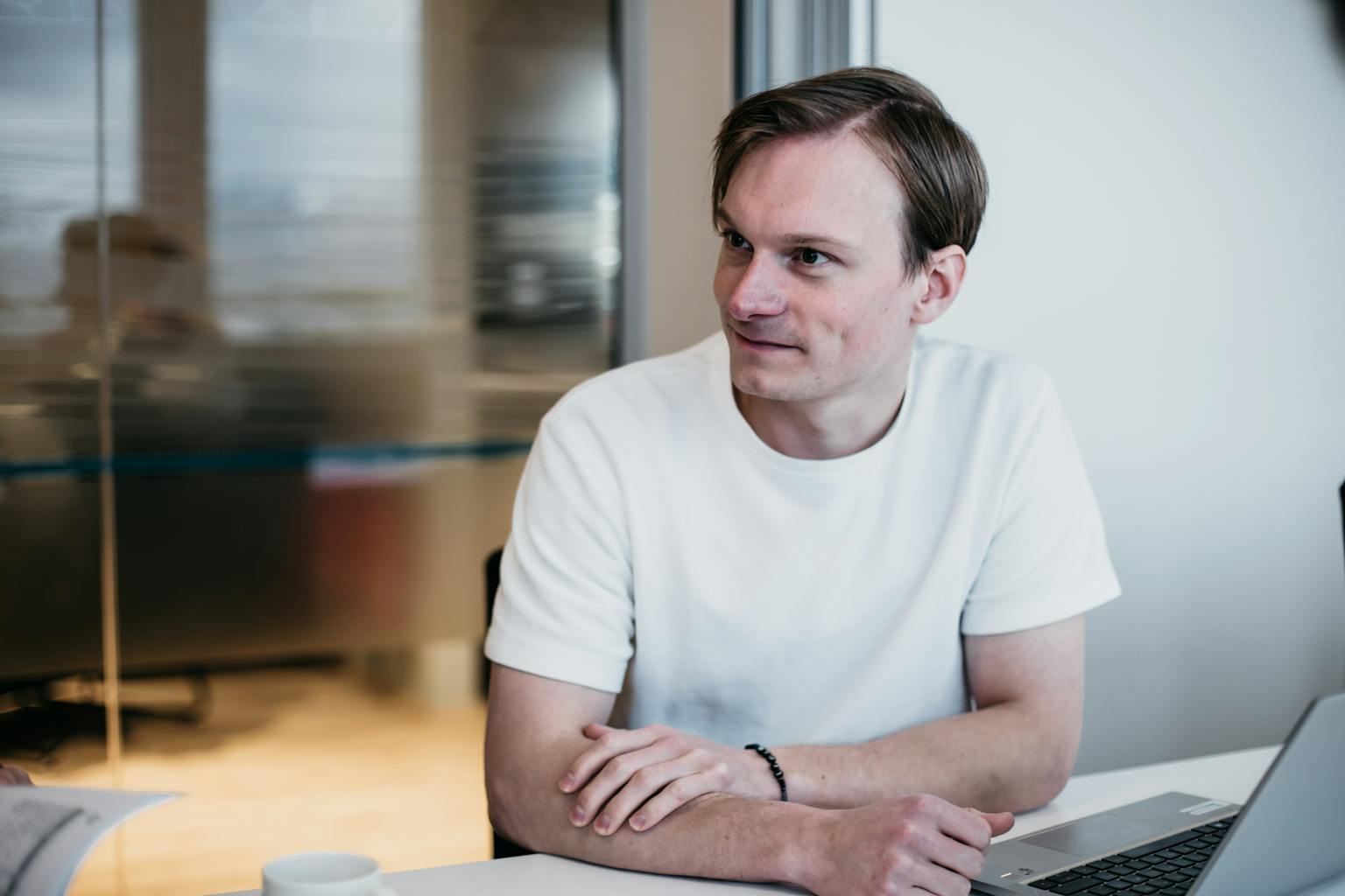 Starfsmaður Umhverfis- og orkustofnunar að vinna í tölvu