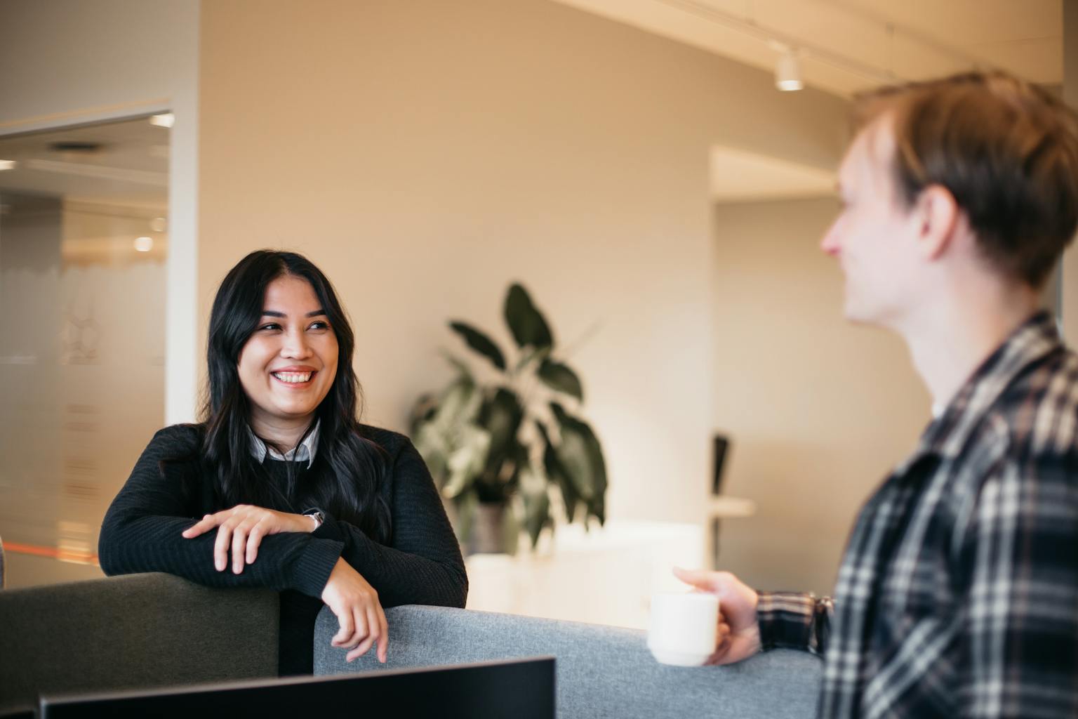 Tveir starfsmenn að spjalla vð skrifborð