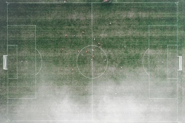 Fussballfeld von oben, mit Drohne aufgenommen.