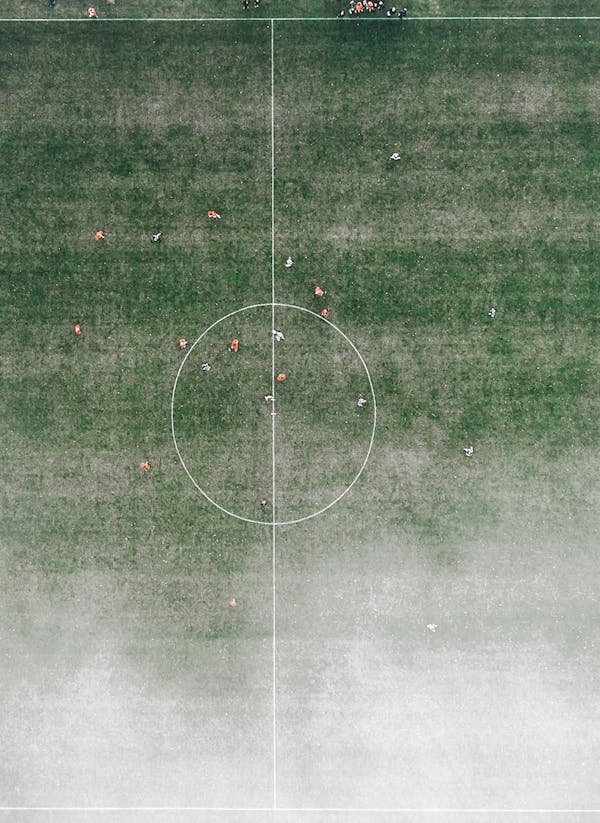 Fussballfeld von oben, mit Drohne aufgenommen.