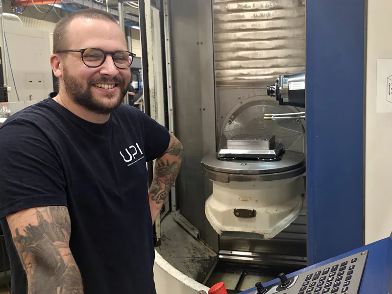 Joel Christiansson är operatör på UPI och sköter GROB 350