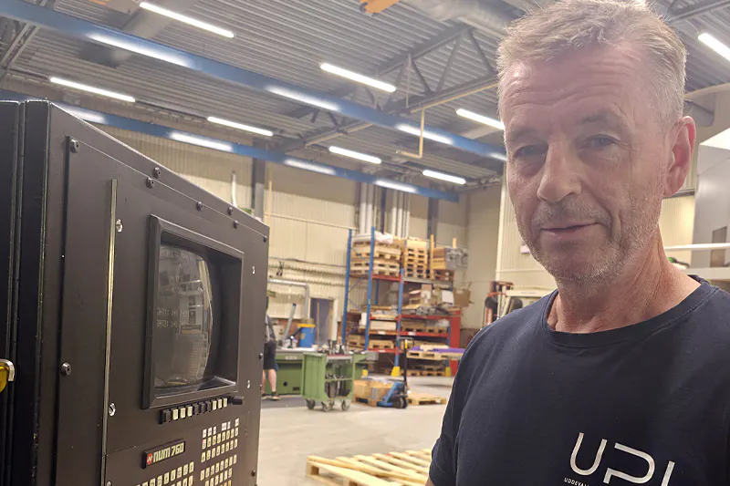 Benny Maxe är operatör på UPI och sköter svarven Berthiez TVR 100