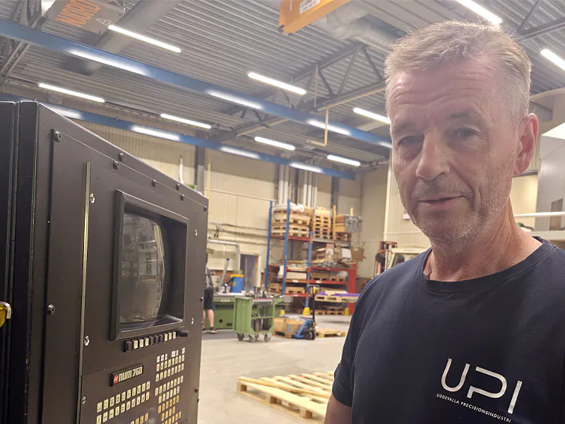 Benny Maxe är operatör på UPI och sköter svarven Berthiez TVR 100