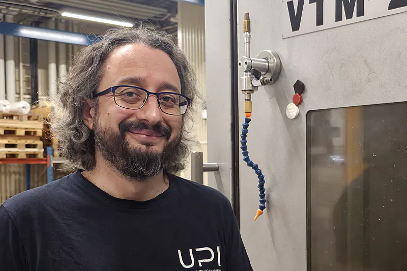 På UPI hittar du Corin Fitzgerald som operatör av Okuma VTM 200